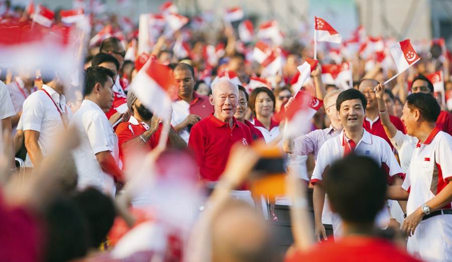 当地时间8月9日，新加坡前总理李光耀出席在新加坡滨海湾浮动舞台举行的国庆庆典。当日.jpg