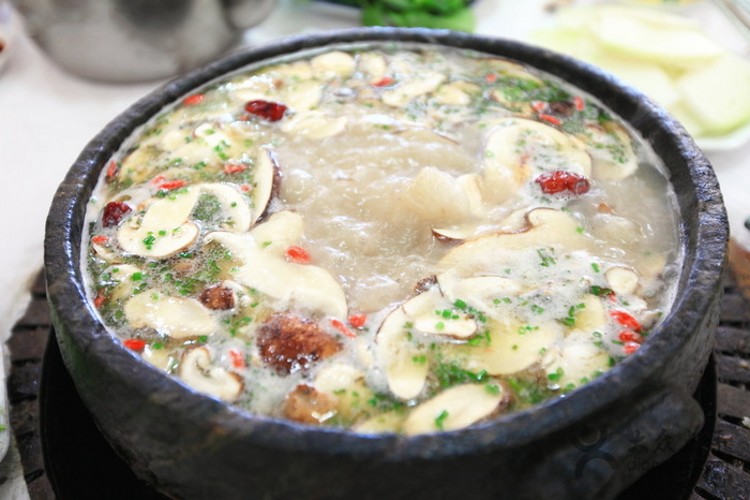 鲁朗石锅鸡.jpg