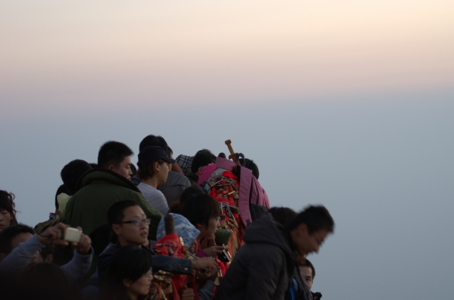 爬得慢，人超多，很挤啊 有人说5点半日出，等待的人们 目测800人