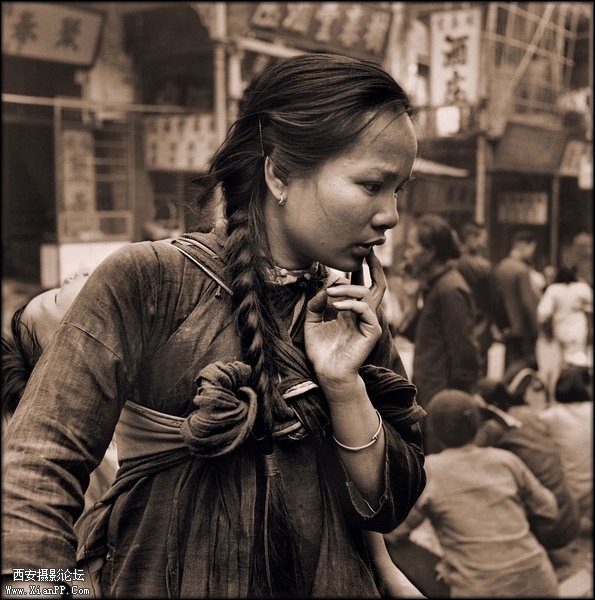 背着孩子的年轻母亲 香港 1946　Hedda Morrison.jpg