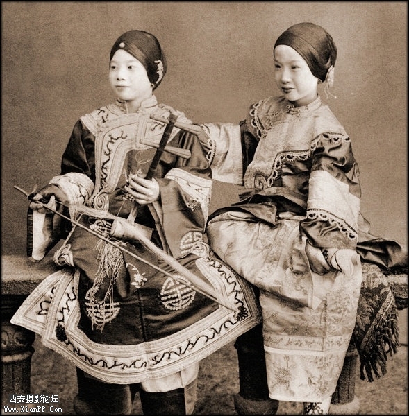 歌伎 香港 1901　Benjamin W. Kilburn Co..jpg