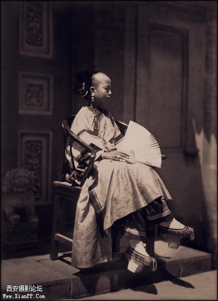 旗人女孩 北京 1861-1864　Attribution Unknown.jpg