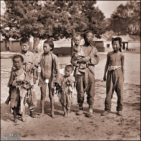 在北海公园里讨生活的乞丐一家 北京 1917-1919　Sydney D. Gamble.jpg