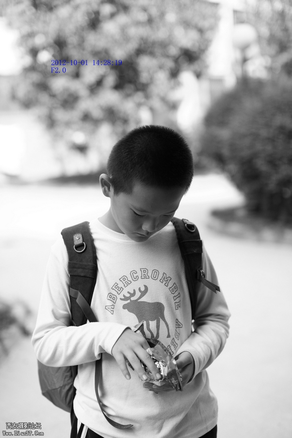20121001树下小孩08.JPG