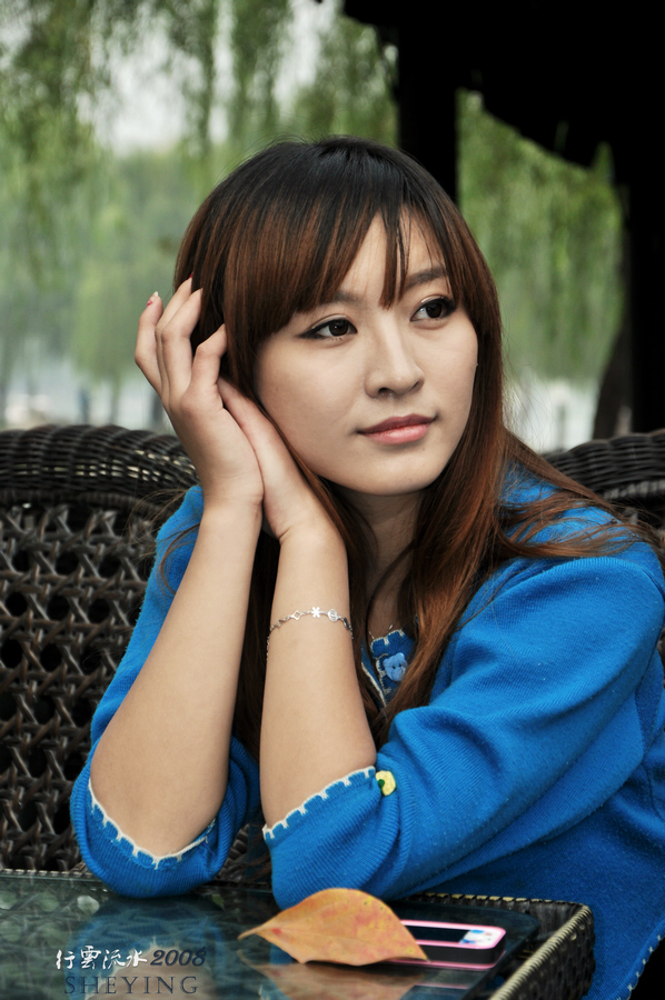 落叶美女.jpg