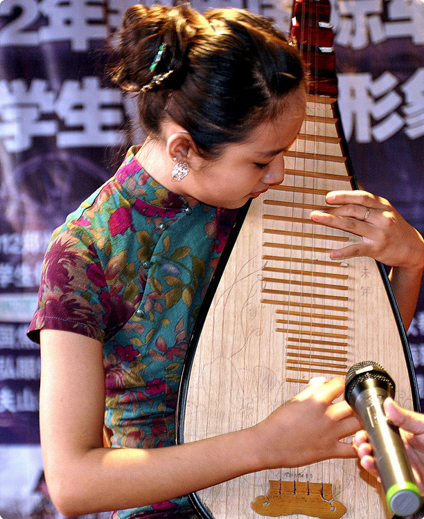 弹琵琶女孩2.jpg
