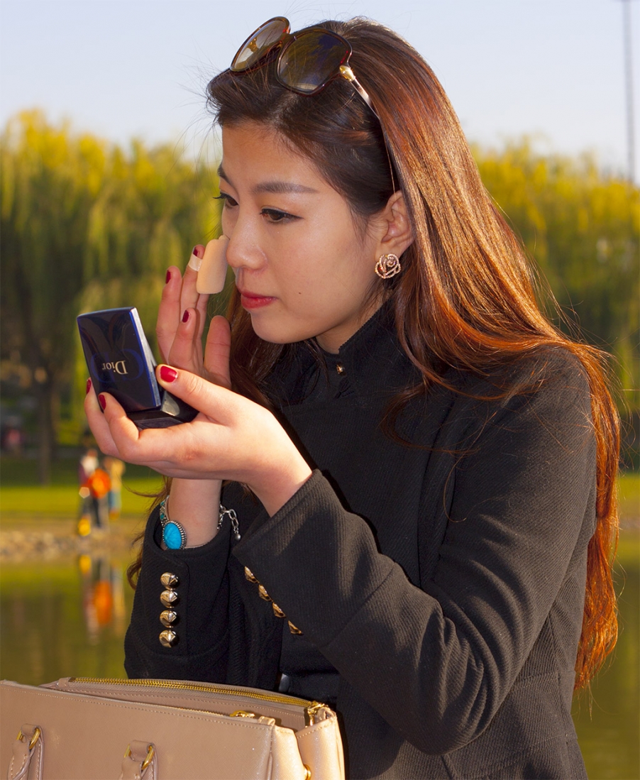 补妆中的模特.jpg