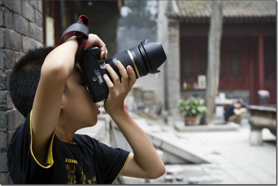 专注的小摄影师.jpg