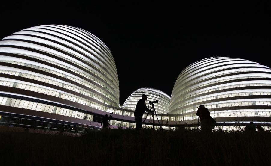 40、2012年10月27日，北京一名游客正准备对新开张的银河SOHO大厦拍照。.jpg