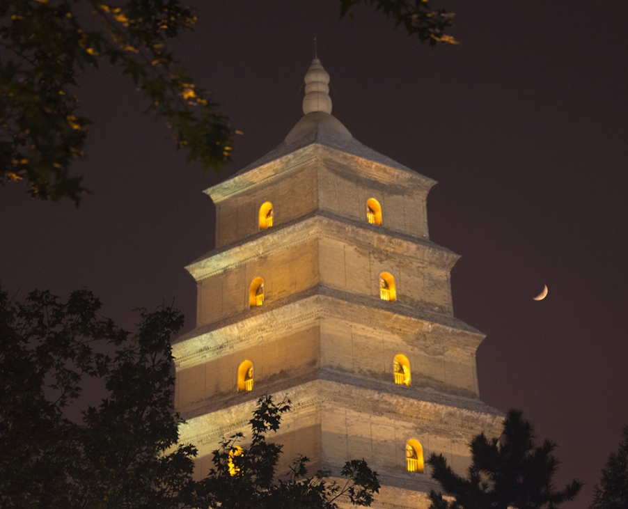月伴大雁塔