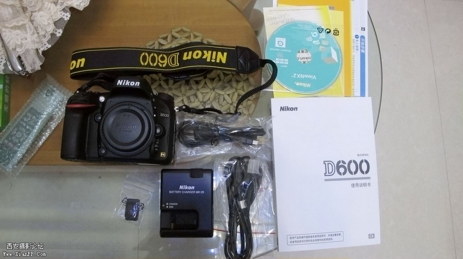 D600包装盒内的全部配件.jpg