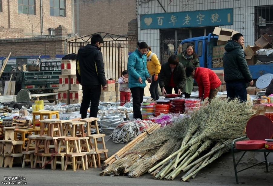 桌凳扫帚面盆一应俱全.jpg