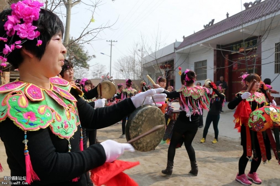“村姑们打扮的如花似玉打起花苫鼓.jpg