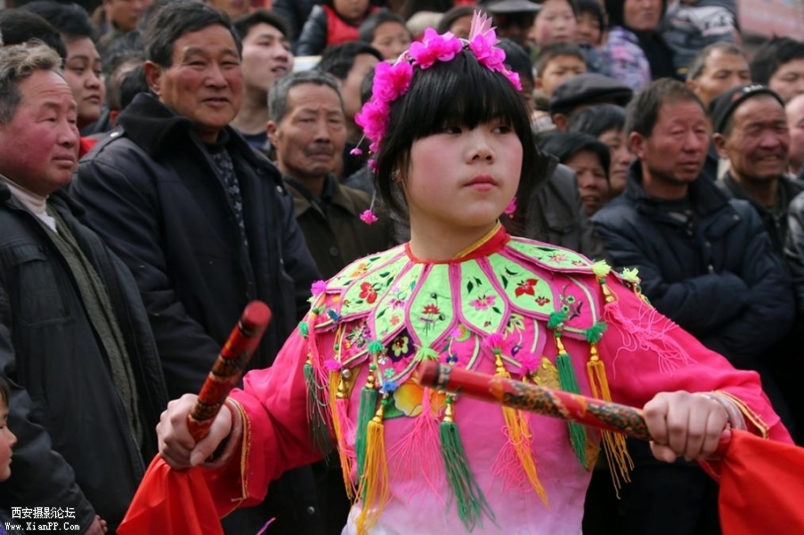 “村姑们打扮的如花似玉打起花苫鼓 (2).jpg
