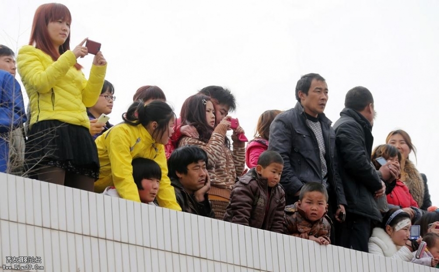 吸引了不少看热闹的群众 (5).jpg
