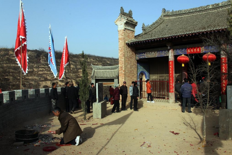 香火很旺的“三义庙”人来人往.jpg