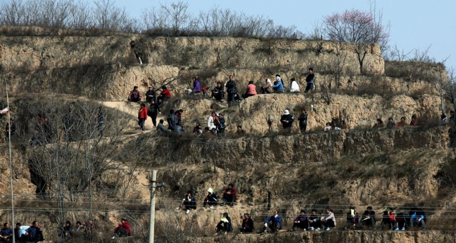 山坡到处都是群众.jpg