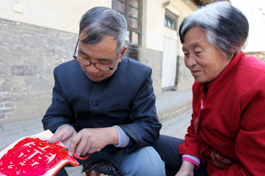 _每次剪纸老伴都要坐在旁边“参谋”.jpg