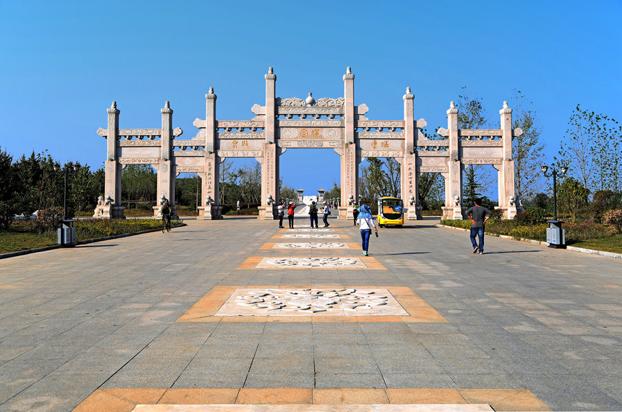 03-六度门（号称全国第二大手工雕刻花岗岩石牌坊，宽41.7米，高16.8米，）六度门南北.jpg