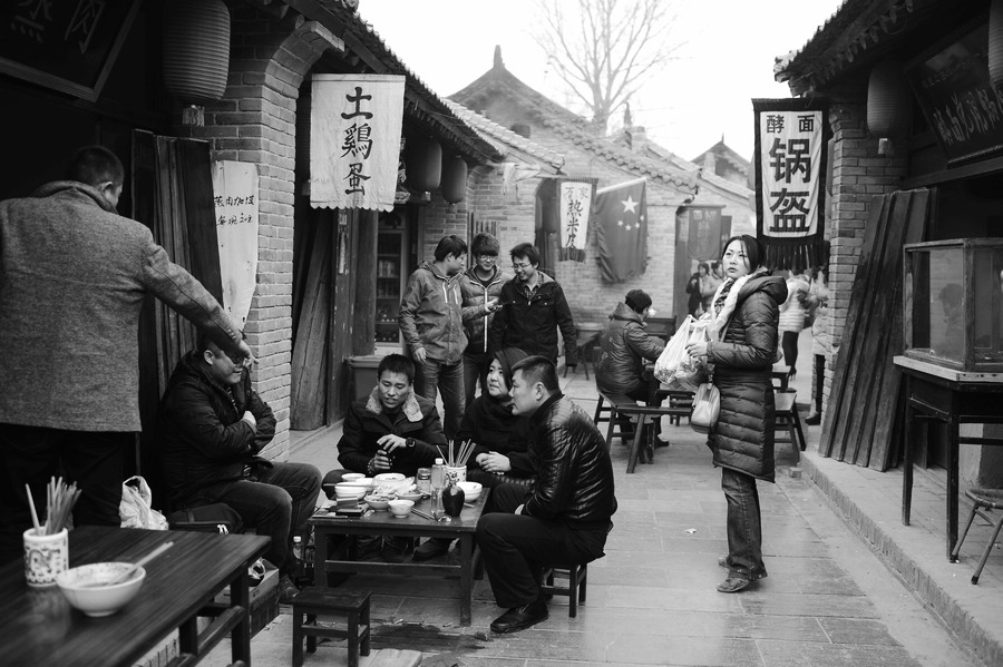 黑白袁家村1.jpg