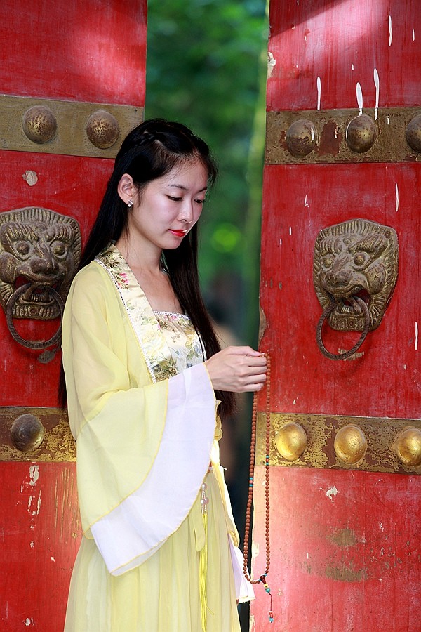 开门-黄衣女.jpg