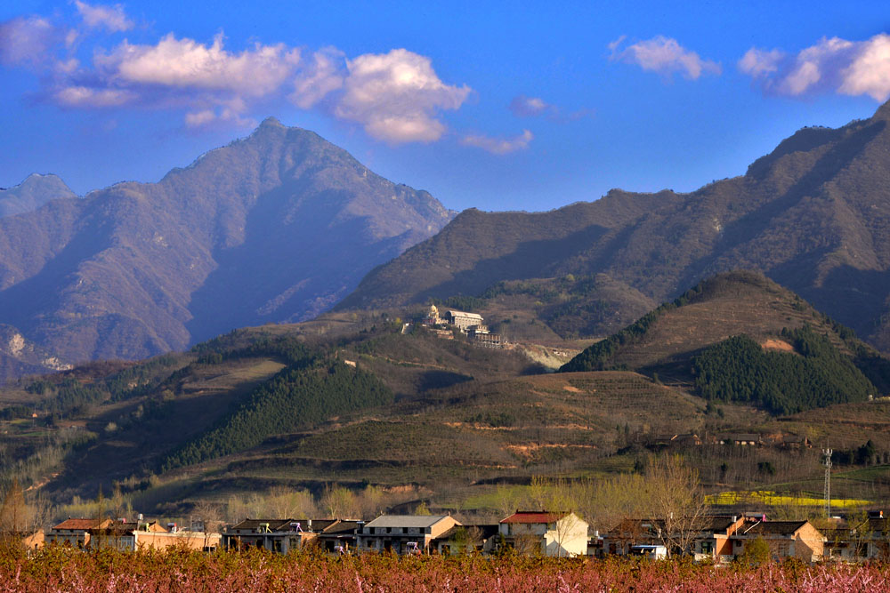 桃花盛开的 山村 (15).jpg