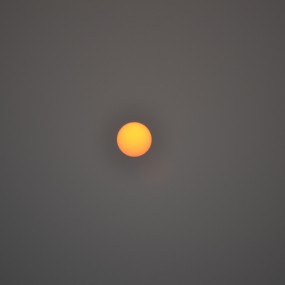 西安上空雾霾下的“蛋黄”太阳
