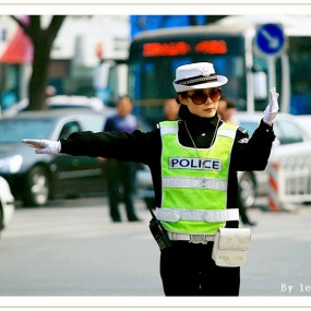 西安女交警执勤风采