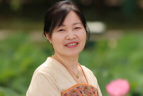 赏荷女