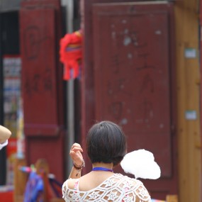 古镇抓拍美女