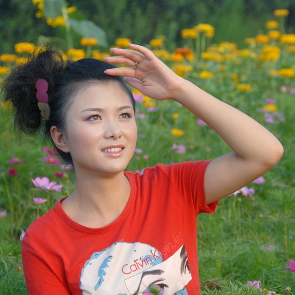 她在丛中笑