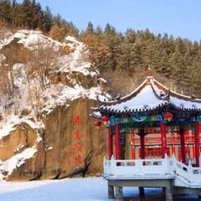 冰雪月牙湖