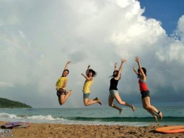 学冲浪的女孩