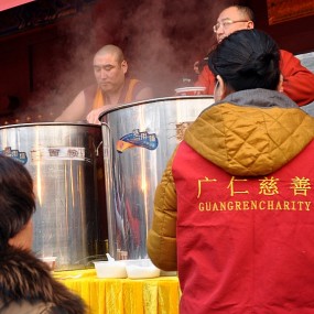 西安广仁寺羊年腊八节施舍“腊八粥”