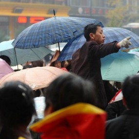 重庆市民冒雨抢免费火锅火爆现场