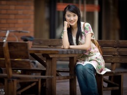 路边摊的女孩