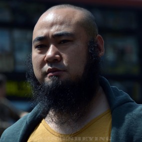 街拍美须汉子