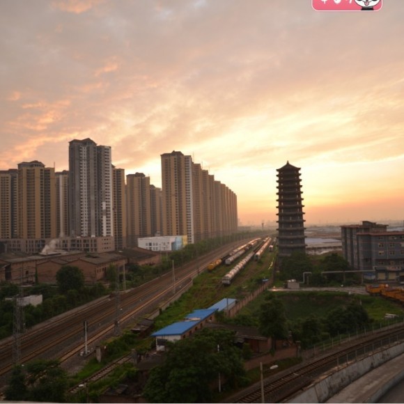 夕阳映新城