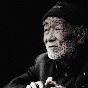 老者，估计也有90岁高龄了吧！