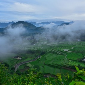 雾绕堰坪村