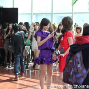 模特排队准备入场