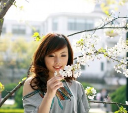 花下的美女