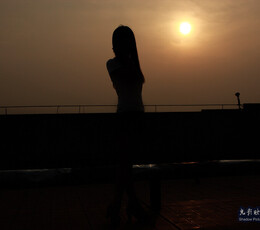 来一张美女剪影！