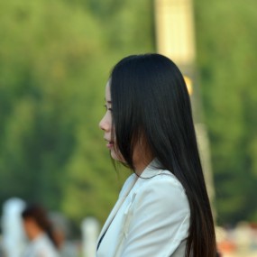 一绺秀发飘逸若尘（抓拍）