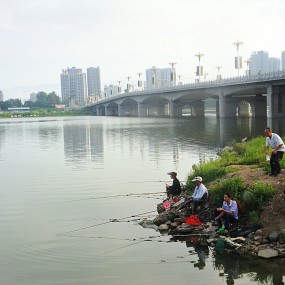 清晨江边